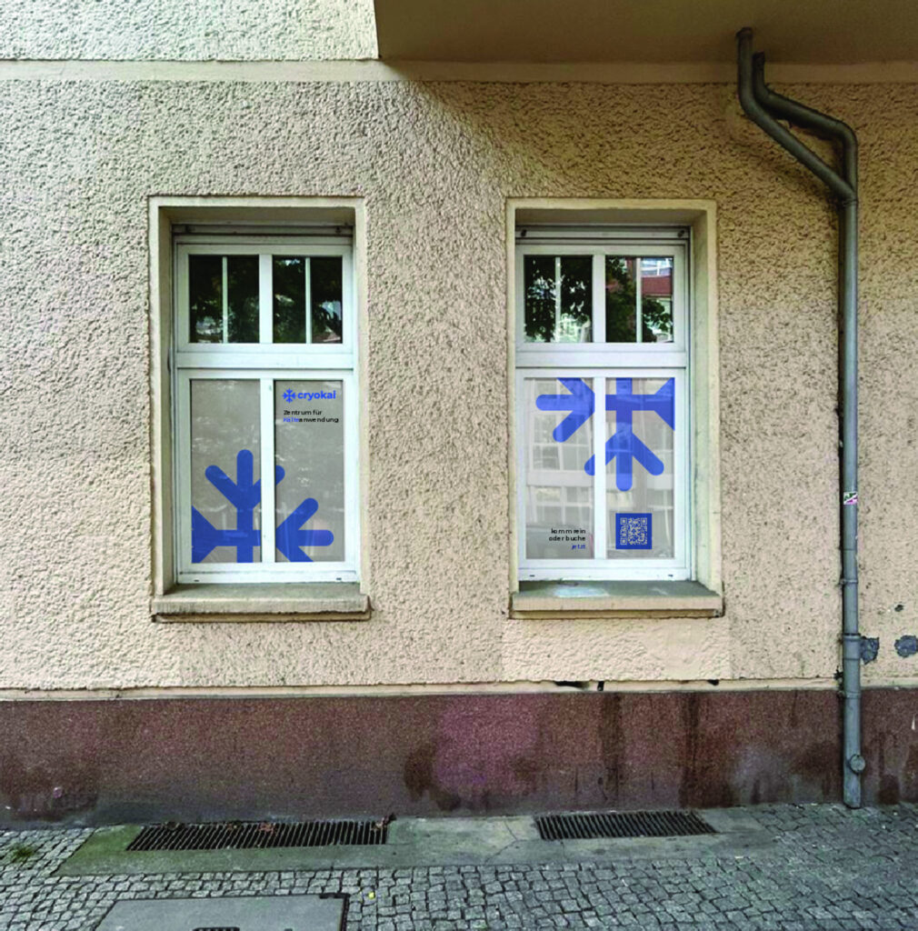 Fensterbeklebung für cryokai: Schneeflocken-Segmente, Logo und QR-Code auf zwei Fenstern