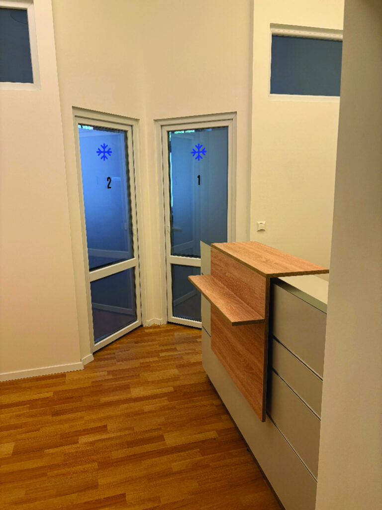 Beklebung der Kabinentüren bei cryokai mit Schneeflocke und Nummer